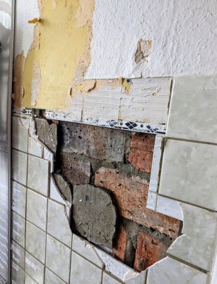 Zaten duvarı kurmadan önce insan bir sakin olmalı.